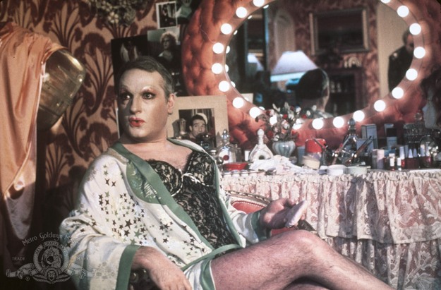 Travestiet aan kaptafel in kleedkamer van La Cage aux Folles