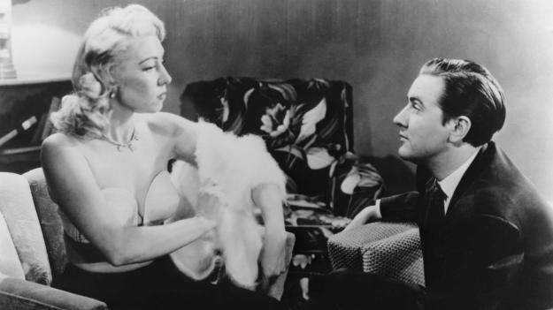 Glen met zijn echtgenote in een kamer binnen, op een zwart wit foto, still uit gelijknamige film.