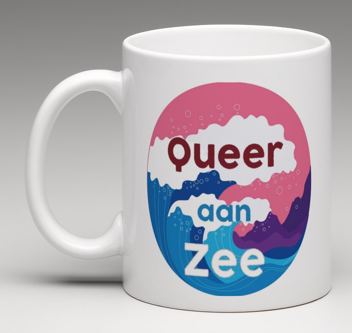 Witte mok met het Queer aan Zee logo erop in oud-roze, marineblauwe en lichtblauwe kleuren.