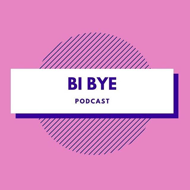 Bi Bye Podcast in paarse hoofdletters tegen een oudroze achtergrond.
