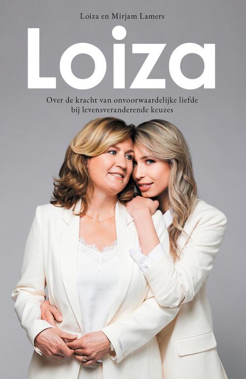 Boekcover Loiza - over het leven van model Loiza Lamers. Grijze omslag met Loiza en haar moeder Mirjam, die samen dit boek hebben geschreven. De beide dames dragen sterk gestyleerde witte kleding. 