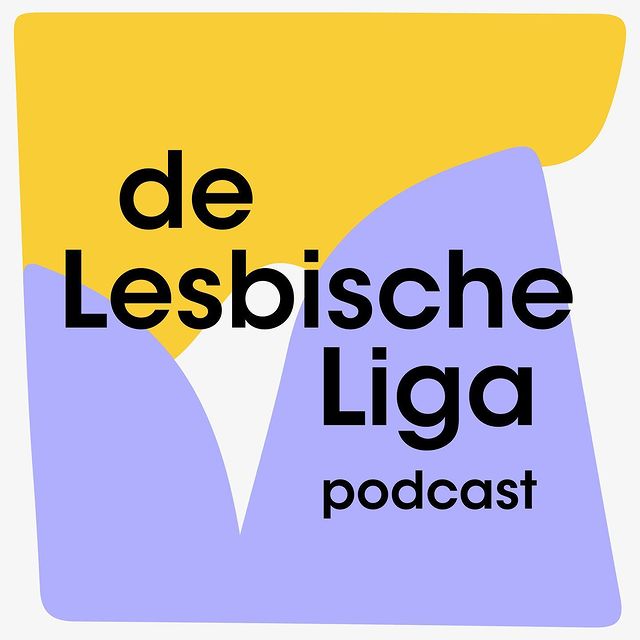 De woorden 'de Lesbische Liga podcast' staan in zwarte letters rechtop en op vier plekken onder elkaar op een gele en paarse ongelijke vlakken.