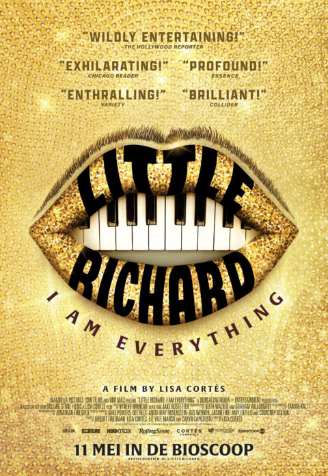 Goud geverfde lippen tegen een achtergrond van gouden glitters. Op de lippen staat met zwarte letters Little Richard I Am Everything. Een deel van de letters loopt door op de tanden, die zo met hun zwarte witte kleuren pianotoetsen vormen.