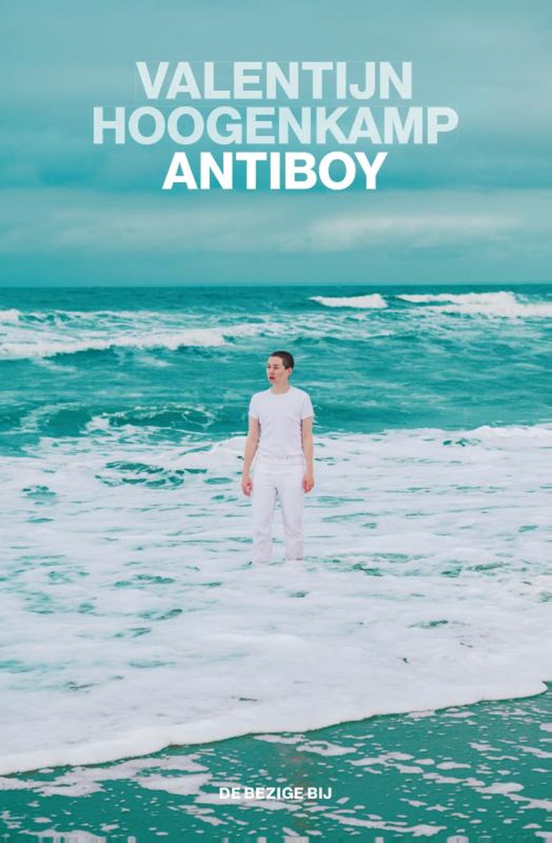 Cover van het essay Antiboy van auteur Valentijn Hogenkamp. De auteur staat bij daglicht in zee op een kustlijn. Hij draagt een wit t-shirt. De golven rollen met witte schuimkoppen het strand op. De zee is verder blauw-groen, net als de horizon.